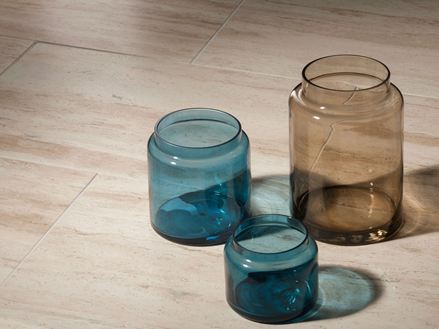 Travertin-Fliesen Natura, gebändert und geschliffen mit drei Windlichtern