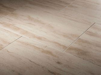 Travertin-Fliesen Natura, gebändert und geschliffen, seitliche Aufnahme