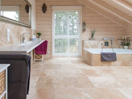Travertin-Fliesen Rustic im Bad mit Badewanne