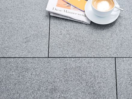 Granitplatten Mundo Grau mit Kaffeetasse