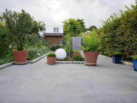 Granitterrasse Mundo Grau mit Blick in den Garten