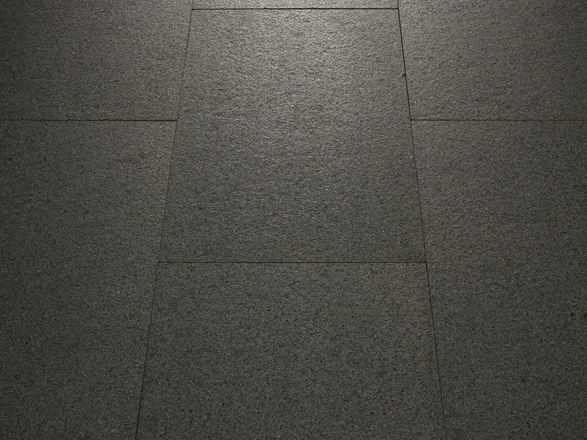 Detailaufnahme von verlegtem Granit Padang Dunkel