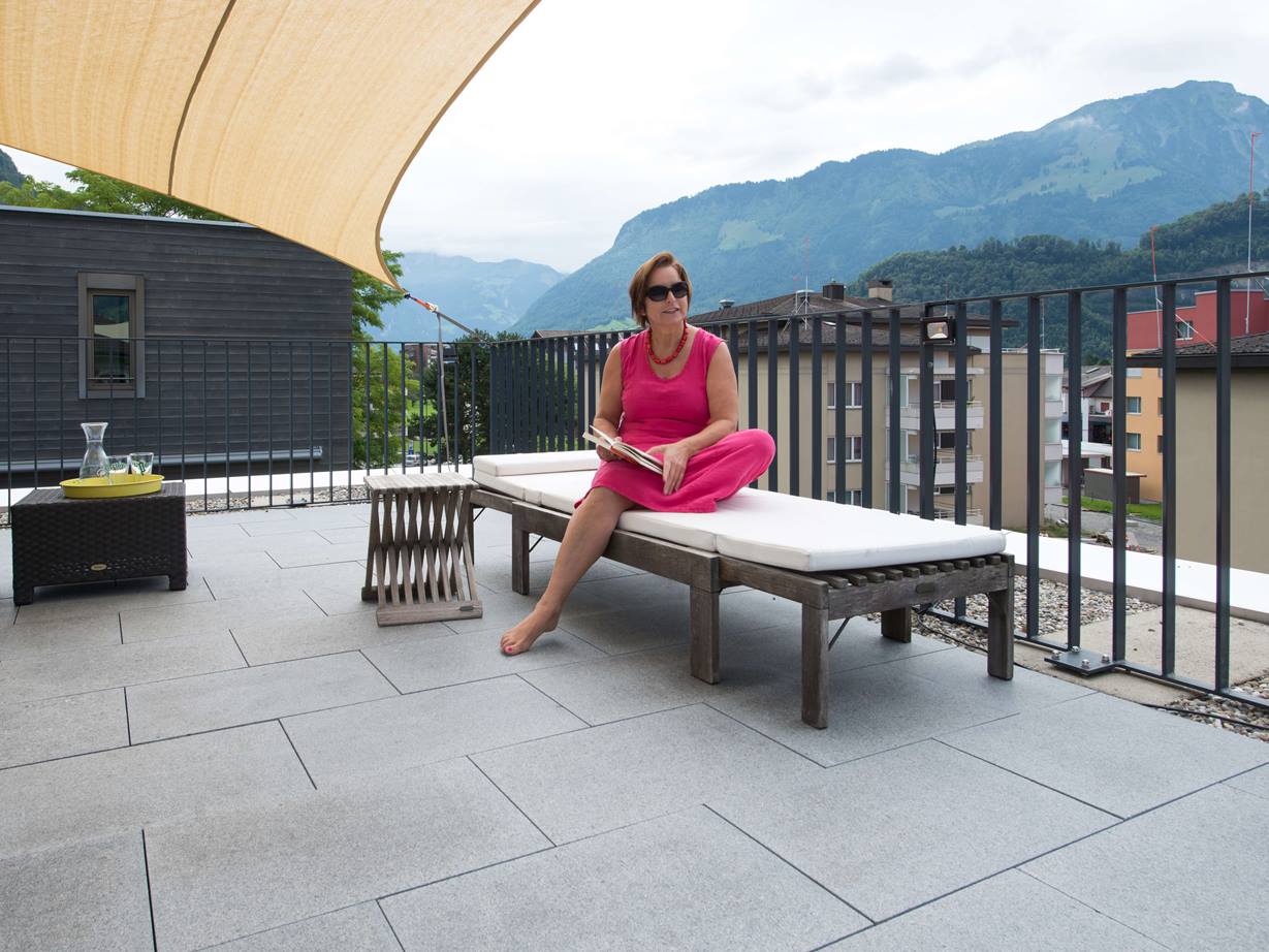 Granitterrasse mit Frau auf Liegestuhl