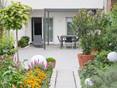 Terrasse im grünen mit hellgrauem Granit Padang Dunkel als Bodenbelag