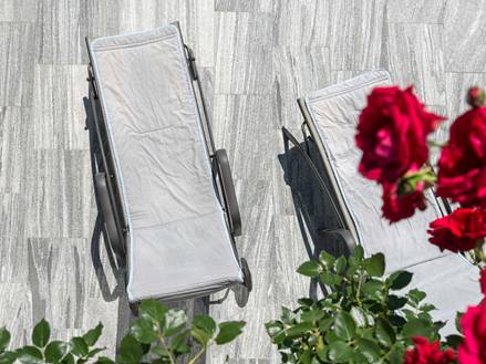 Vogelperspektive Liegestühle auf grauen Granit Platten