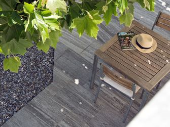 Vogelperspektive auf Granit Terrasse mit Holzmöbeln