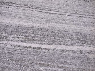 Verlegte Granitplatte Urban Grey mit natursamt gebürsteter Oberfläche