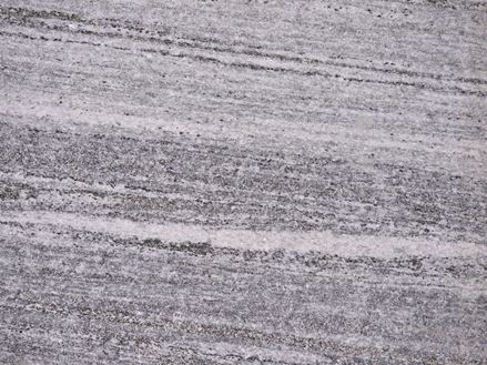 Verlegte Granitplatte Urban Grey mit natursamt gebürsteter Oberfläche