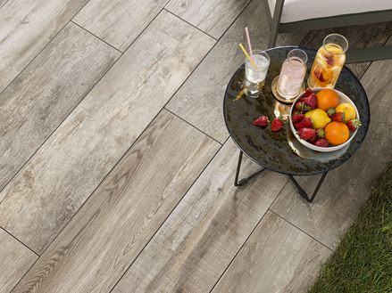 Terrasse mit Holzoptikplatten Indie Smoke