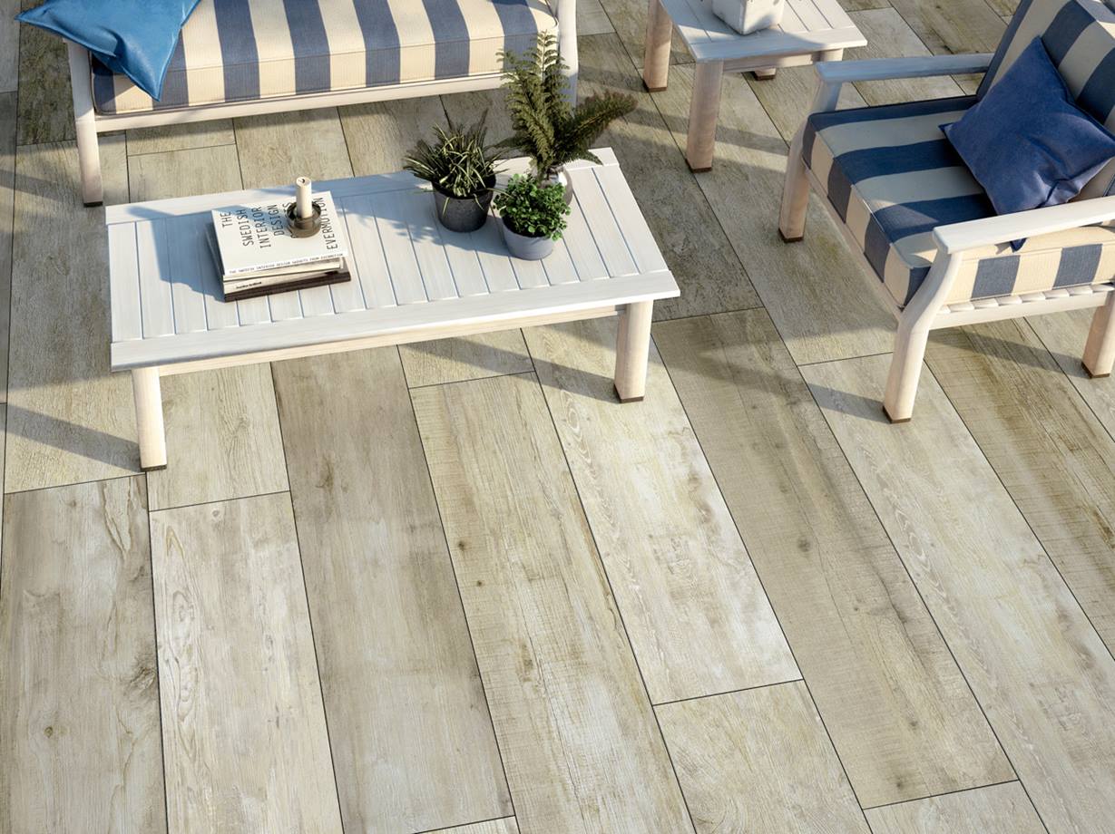 Terrasse mit Gartenmöbeln und Holzoptikplatten Indie Sky
