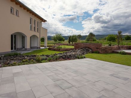 Blaustein Azur Terrasse mit mediterranem Garten