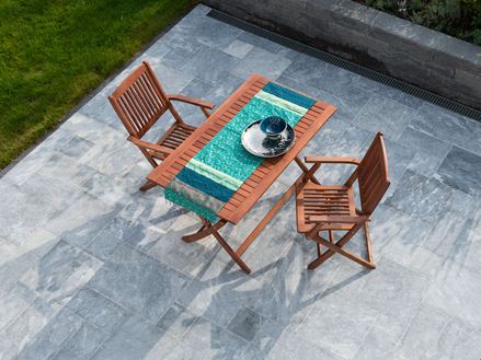 Gartentisch und Deko in türkis auf Marmorterrasse Afyon Grey