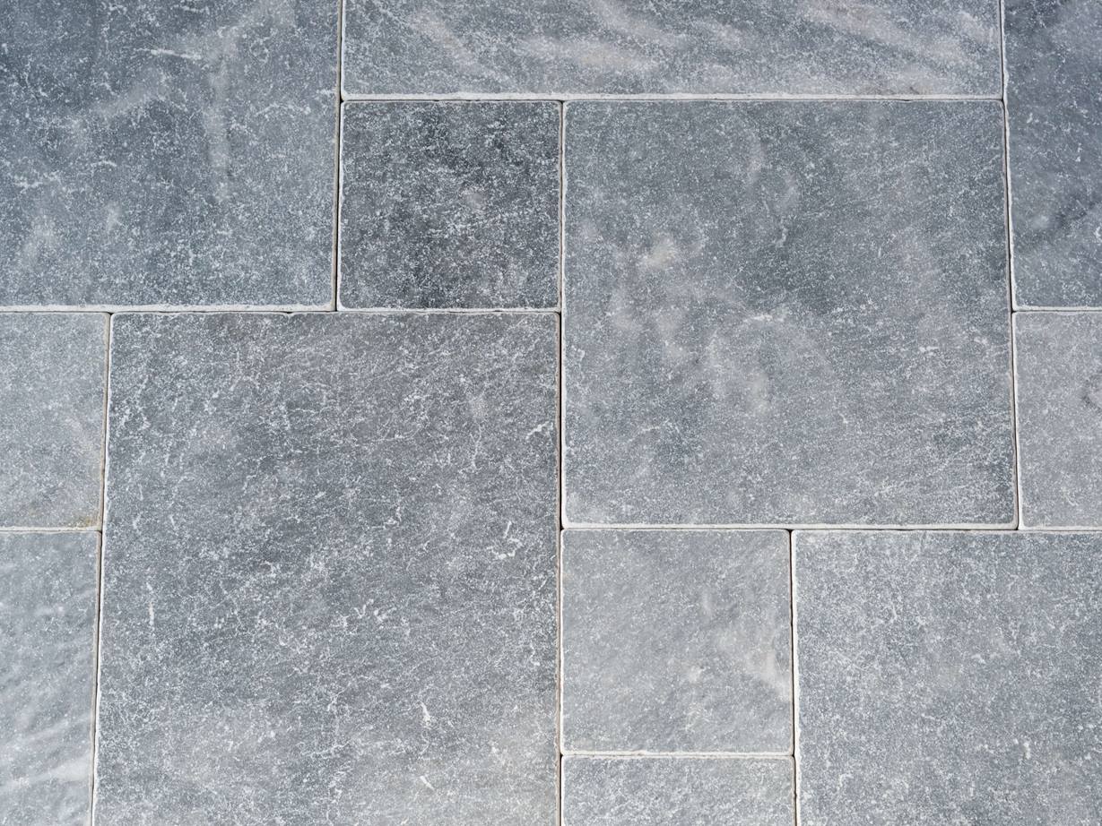 Silbergraue Marmorplatten Afyon Grey im Römischen Verband aus der Vogelperspektive