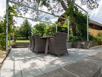 Froschperspektive auf Terrasse mit Sandsteinplatten