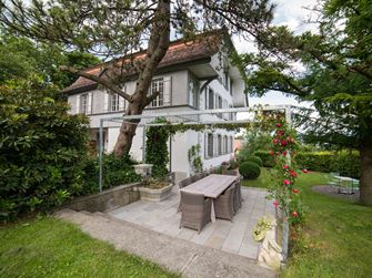 Haus mit Sandstein Kandla Grey-Terrasse