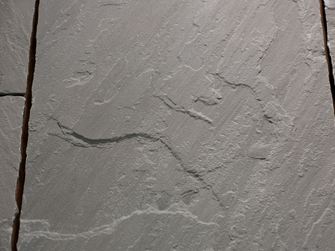 Detailaufnahme Sandsteinplatte Kandla Grey mit natursamt gebürsteter Oberfläche
