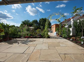 Von der Sandsteinterrasse: Blick in den Garten