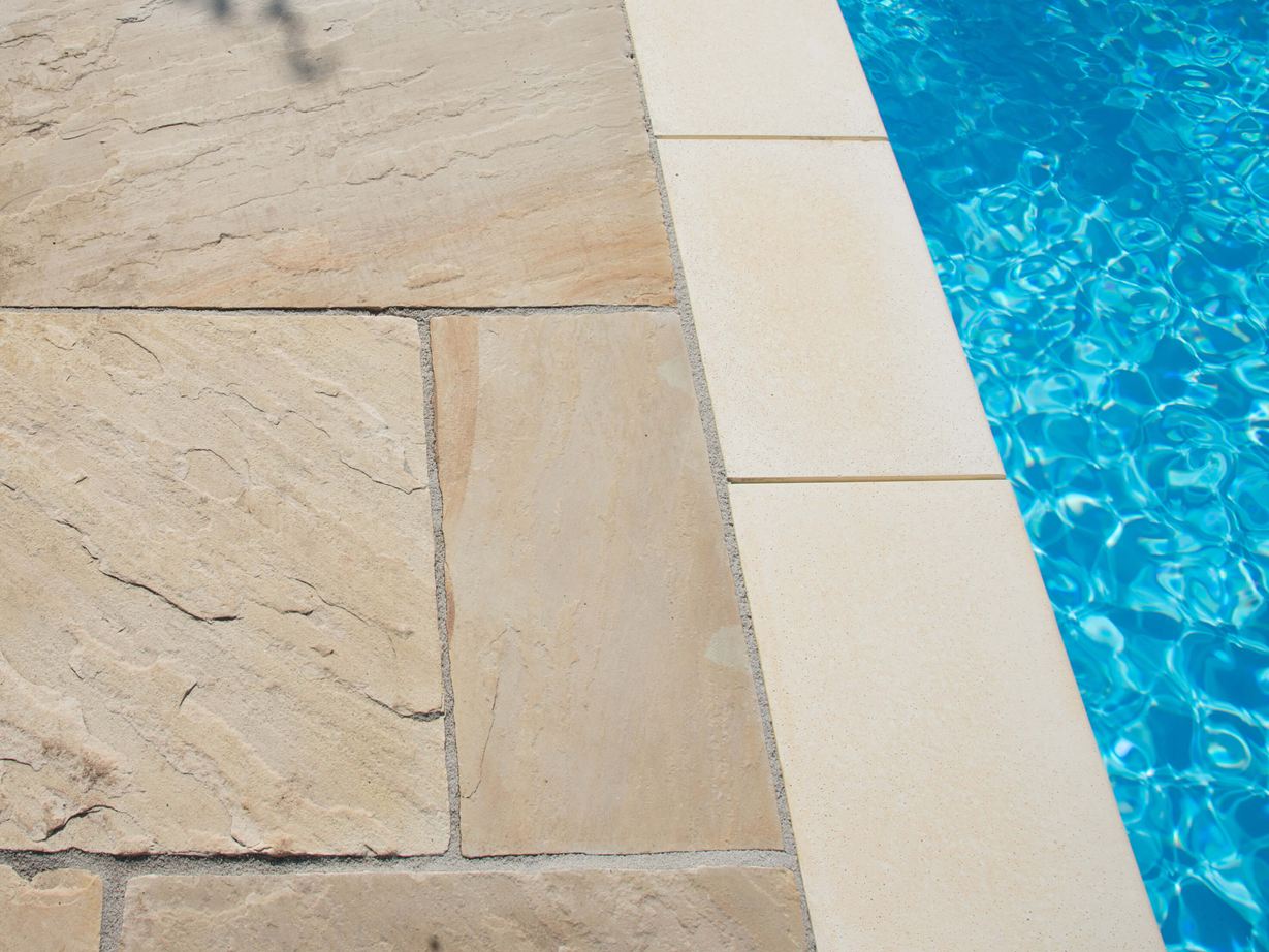 Sandstein Yellow Mint mit Pool und Randeinfassung