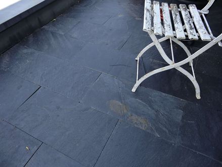 Kundenfoto: Balkon mit Schiefer-Platten Black Rustic und einem Vintage-Stuhl
