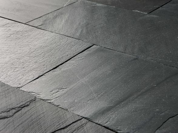 Nahaufnahme von verlegter Schieferplatte Black Rustic mit gespaltener Oberfläche