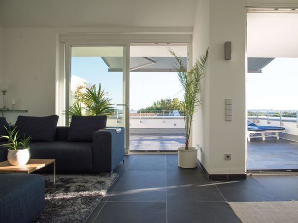 Übergang vom Wohnzimmer zur Terrasse mit Schiefer