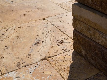 Travertin Gold im Gegenlicht