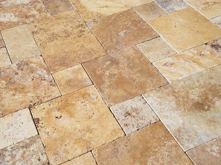 Terrasse mit Travertinplatten Gold