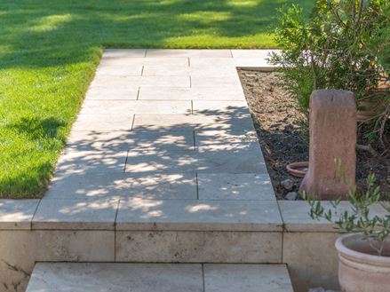 Gartenweg mit Travertinplatten Medium Line