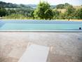 Pool umrandet mit Travertinplatte Medium Line, im Hintergrund Natur