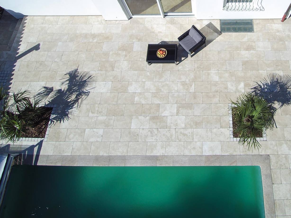 Vogelsperspektive auf Terrasse und Pool mit modernen Travertin Platten Medium Line