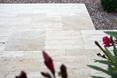 Verlegte Travertinplatte Natura in Beige mit Holzoptik