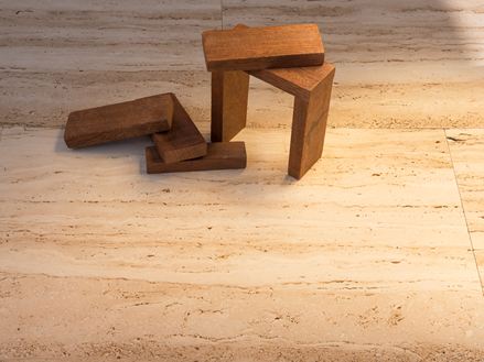 Holzbauklötze auf verlegter Travertinplatte in Holzoptik