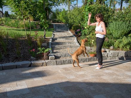 Spielen auf der Naturstein-Terrasse macht Spaß!