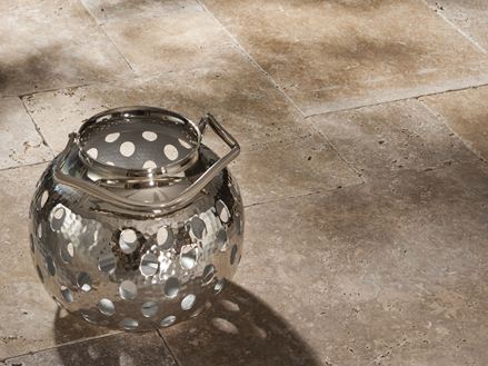 Travertin-Platten Noce, getrommelt mit Windlicht