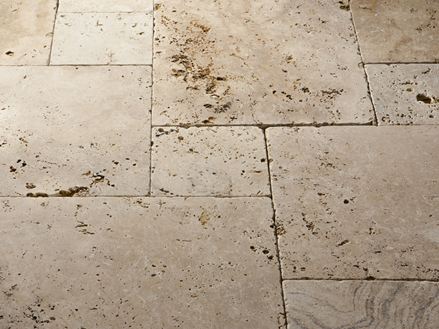 Verlegte Travertinplatten Rustic im Römischen Verband