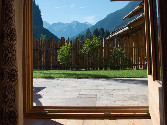 Blick aus dem Chalet auf die Travertinterrasse im Römischen Verband