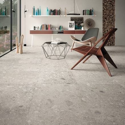 Modernes Zimmer mit grauen Steinfliesen als Bodenbelag