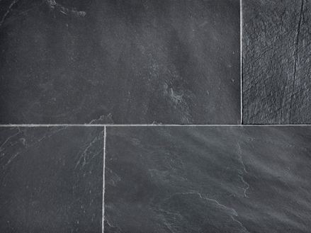 Nahaufnahme von verlegten Schieferfliesen Black Rustic in Anthrazit mit hellen Fugen