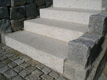 Granit-Blockstufen Sezuan Weiss gestockt