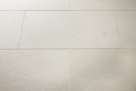 Kalkstein Miros mit gebürsteter Oberfläche in hellem Beige