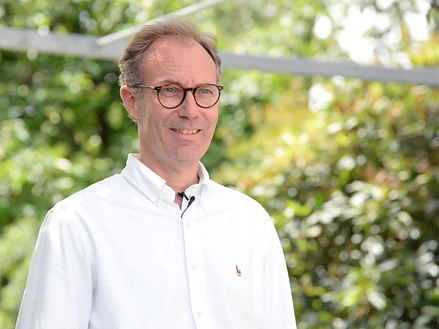 Foto des Architekts des Landhauses auf der Terrasse bei sonnigem Wetter