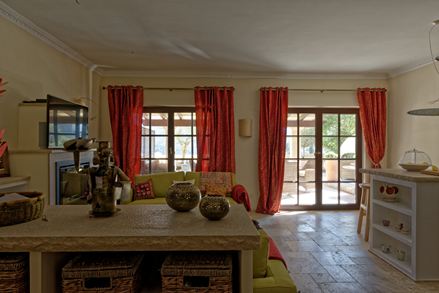 Innenraum Feriendomizil mit Travertin mit Travertinfliesen