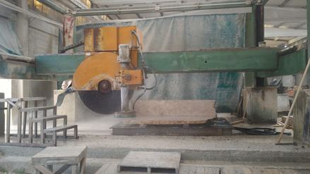 Säge XL: Mit einer Blockkreissäge werden wird massiver Naturstein weitervearbeitet