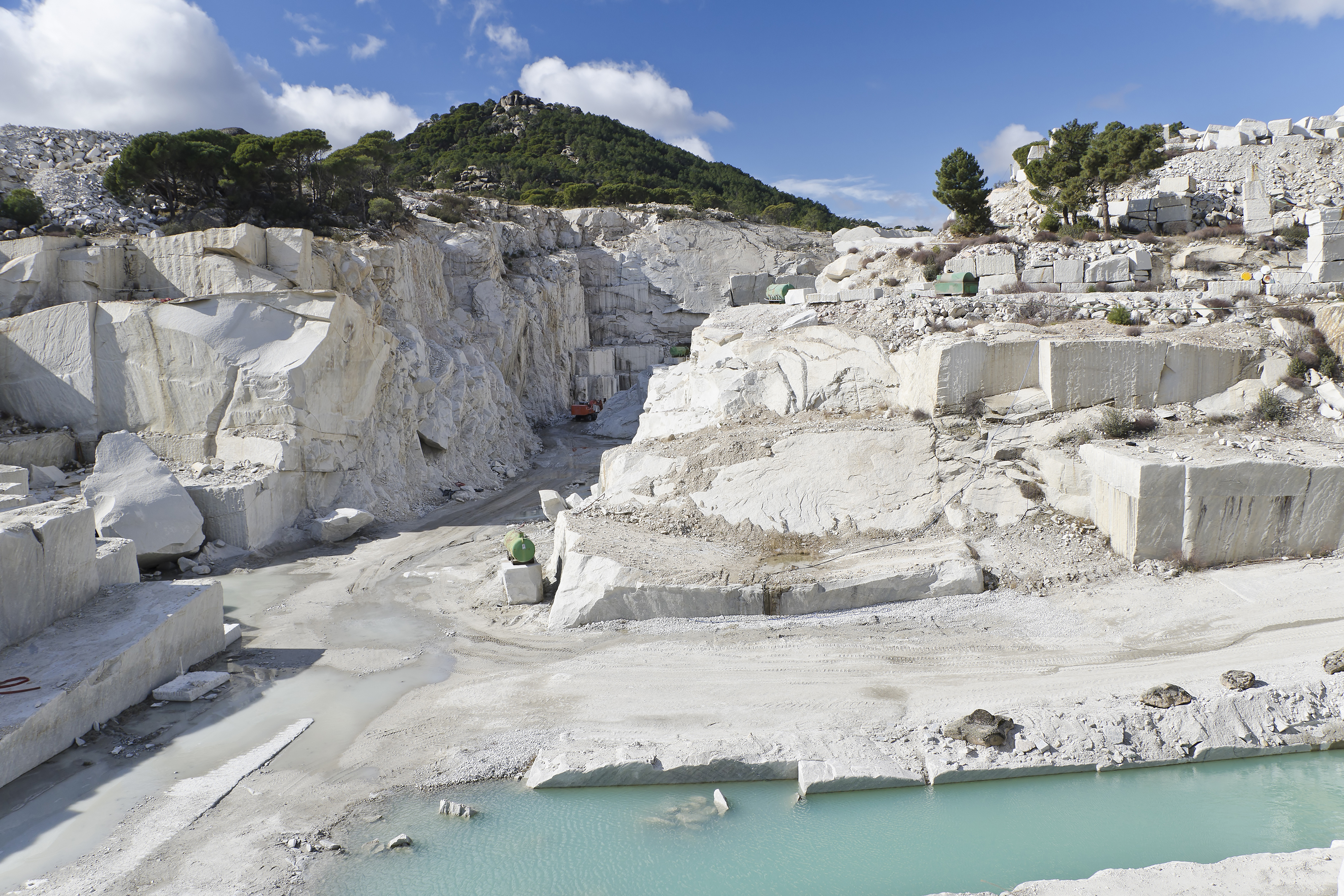 Steinbruch in der Sonne, davor ein See