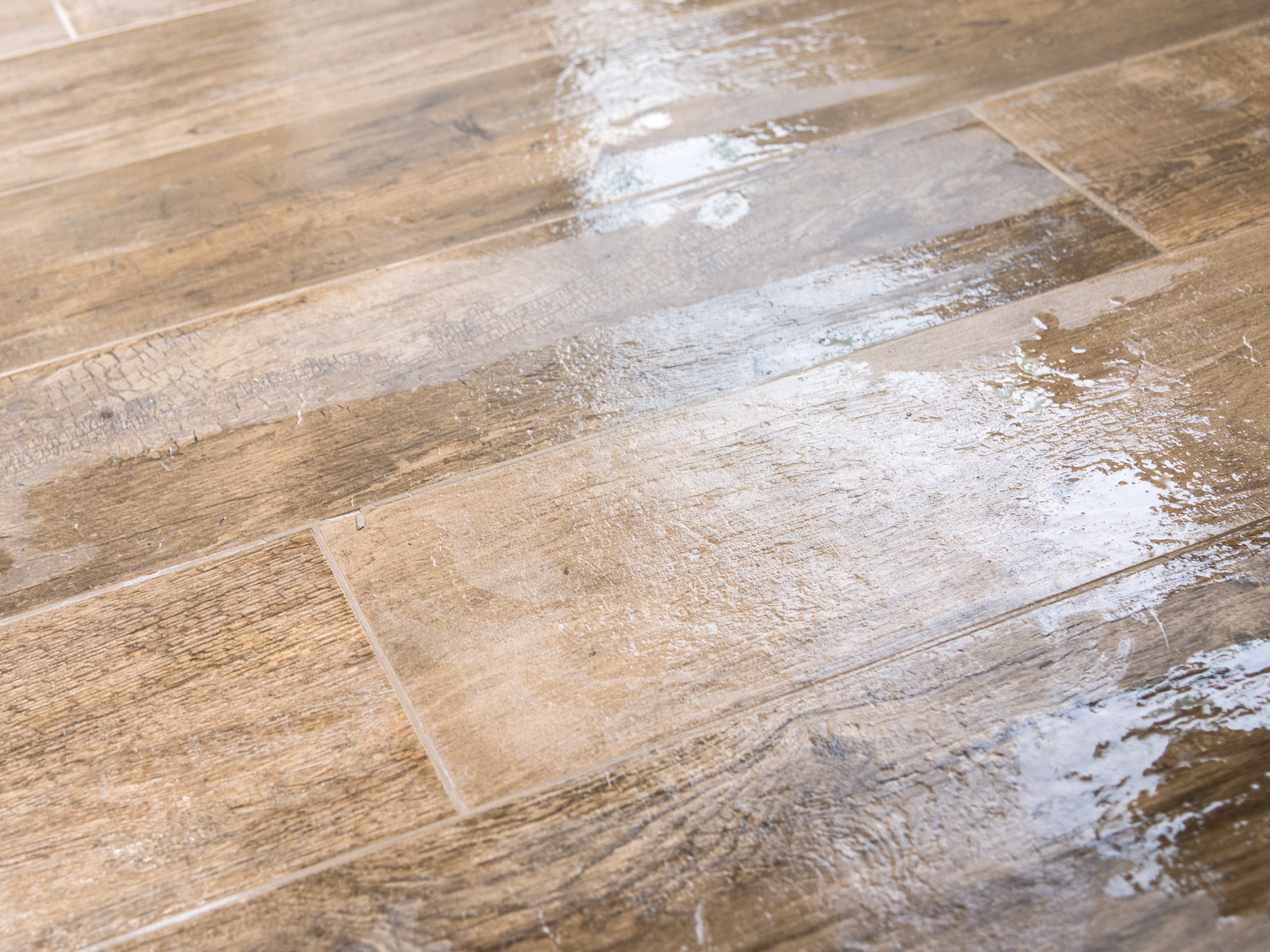 Nasser Feinsteinboden nach Reinigung