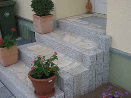 Bewegung vs. gerade Linie: Polygonale Platten, eingefasst in Grantikantensteine
