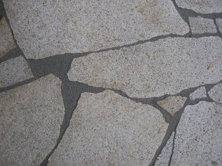 Dunkle Fugen heben die Dynamik der Polygonalplatten hervor