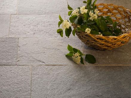 Quarzit Terrassen-Platten mit Dekokorb und Pflanzen