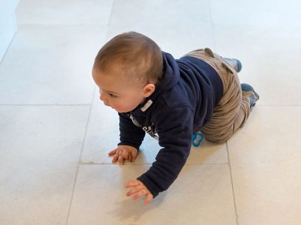 Cleopatra Light mit krabbelndem Baby