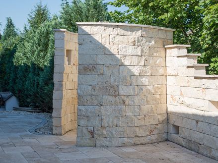 Abkühlung für die Sinne: Outdoor-Dusche aus Travertin